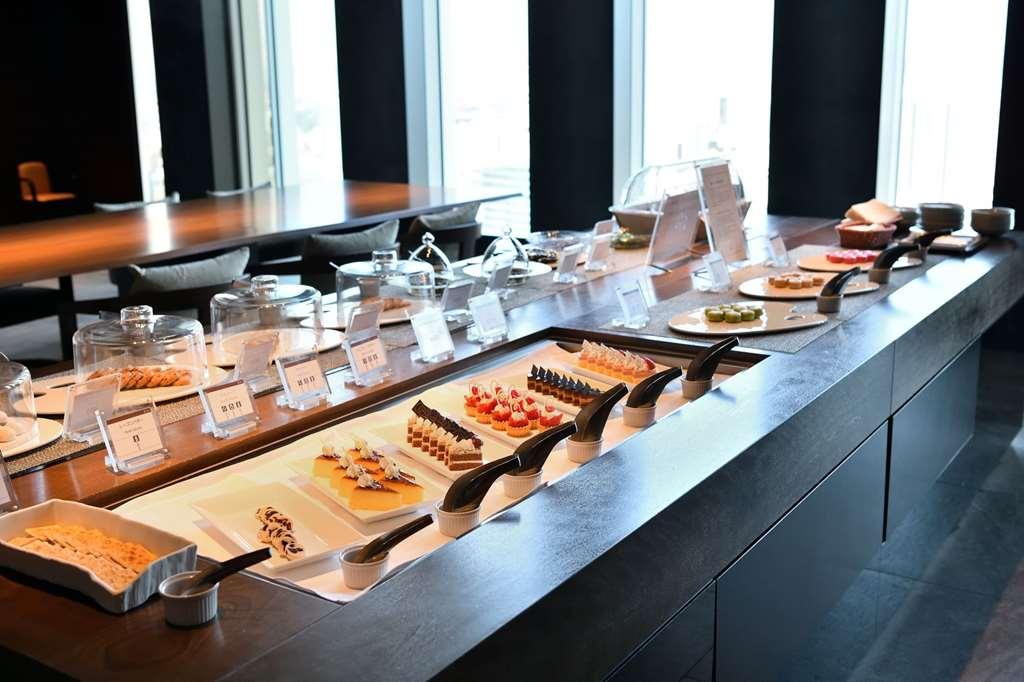 Nagoya Prince Hotel Sky Tower Restaurang bild A buffet at a hotel