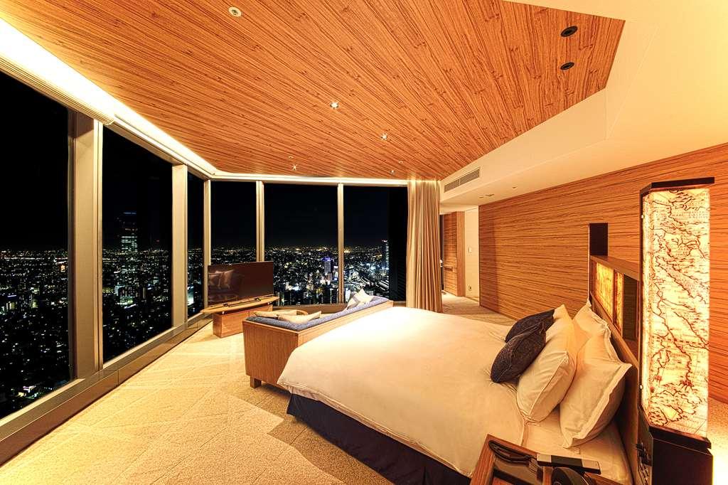 Nagoya Prince Hotel Sky Tower Rum bild A bedroom at the Ritz-Carlton, Osaka