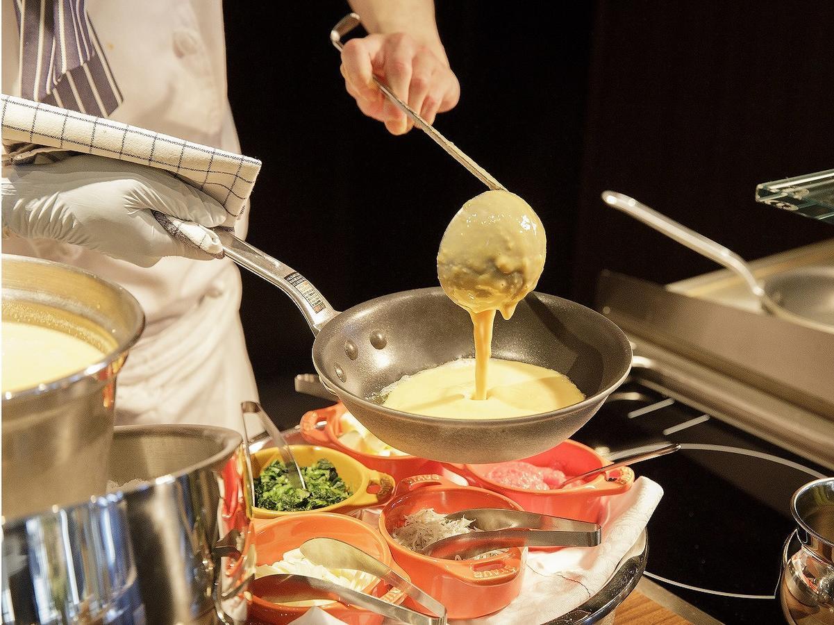 Nagoya Prince Hotel Sky Tower Exteriör bild A chef using a ladle to serve food